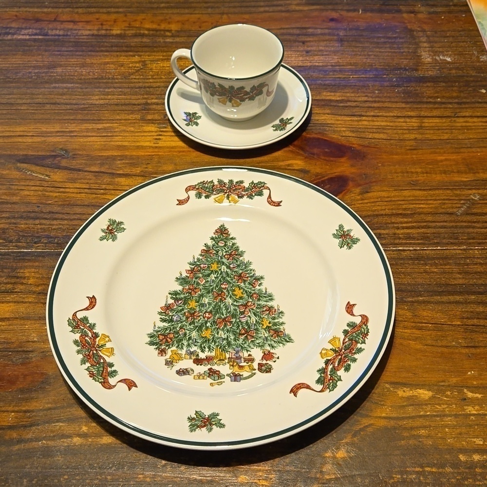 Johnson Brothers Victorian Christmas 3 Piece Place Setting Plate Cup & Sa…